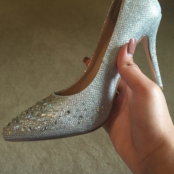 Anne Michelle Silver Pumps - Picture 3 of 3