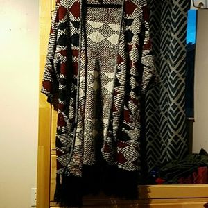 Long patterned cardigan with fringe at the bottom