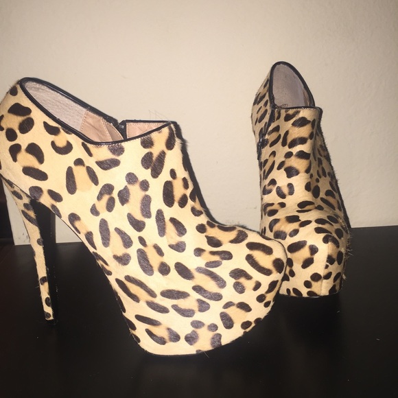 Steve Madden leopard Vippper heels