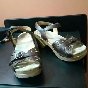 LAST HOUR! Dansko soft footbed sandals