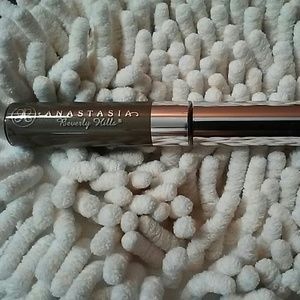 Anastasia tinted brow gel in Granite