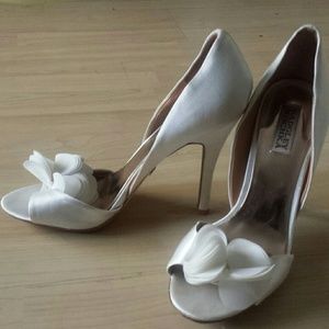 Badgley Mischka peep toe shoes