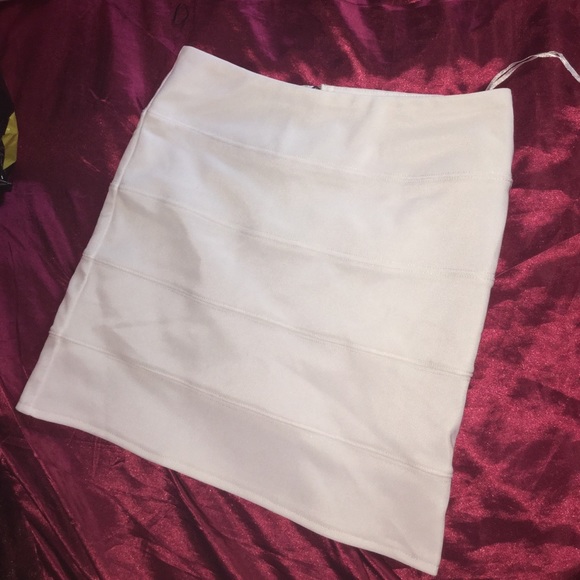 Medium White pencil skirt