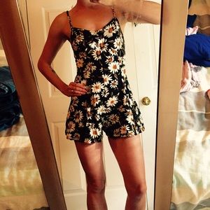 Adorable sunflower print romper 🌻