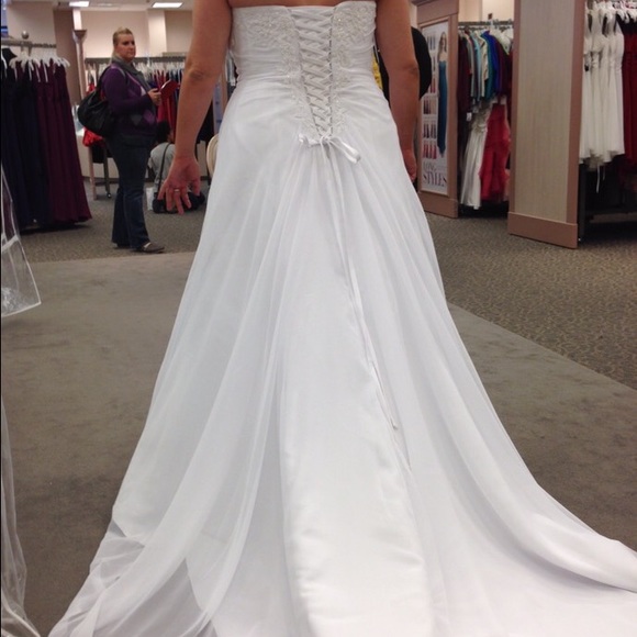 Never worn/never altered wedding dress - Picture 2 of 4