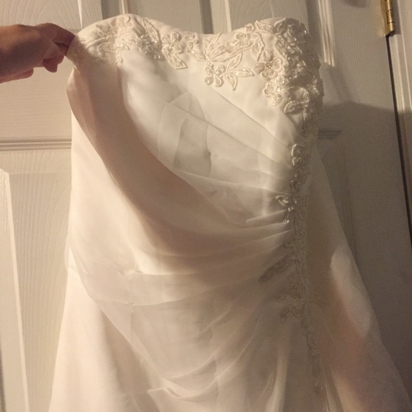 Never worn/never altered wedding dress - Picture 3 of 4
