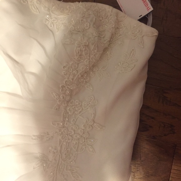Never worn/never altered wedding dress - Picture 4 of 4