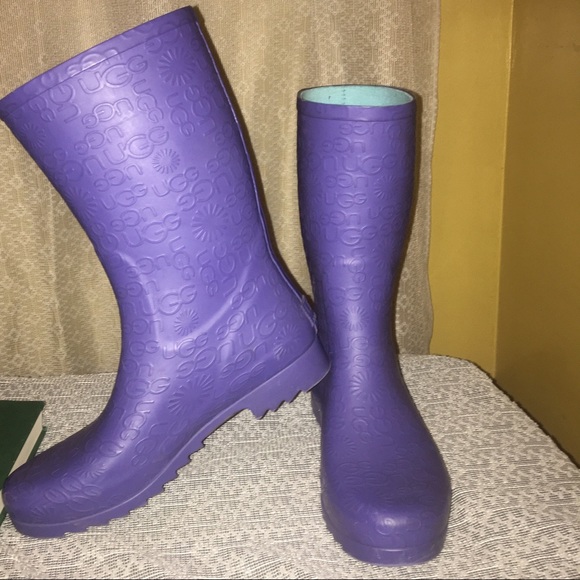 UGG RAINBOOTS good for getting wet while looking😍
