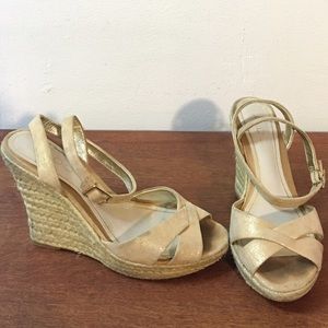 Aldo wedges in cream / gold shimmer sz 6