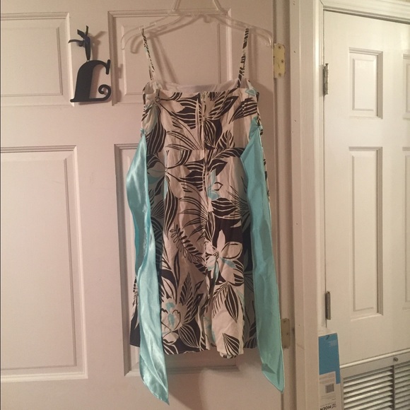 Hawaiian flowered dress. - Picture 2 of 4