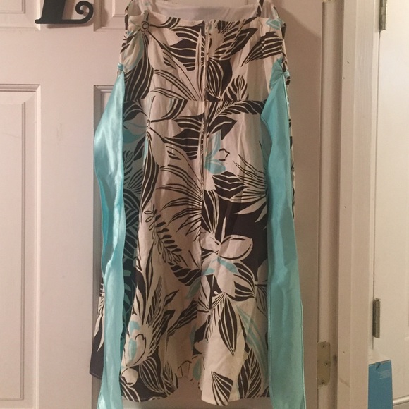 Hawaiian flowered dress. - Picture 4 of 4