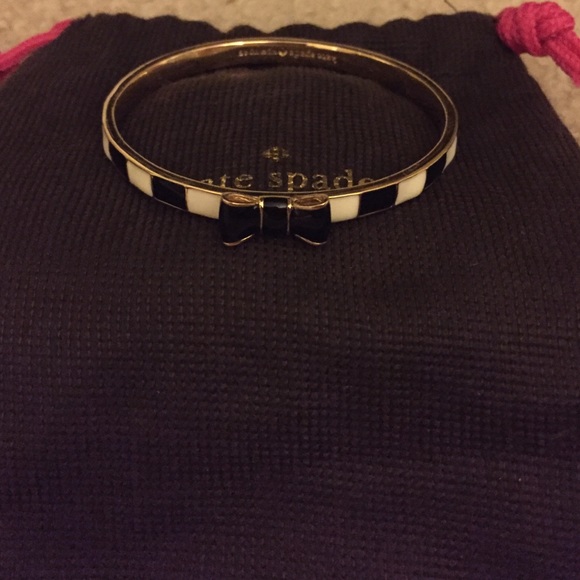 Kate spade black and white take a bow bangle