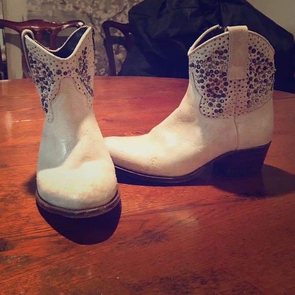 Frye cream embellished ankle boots, sz 7