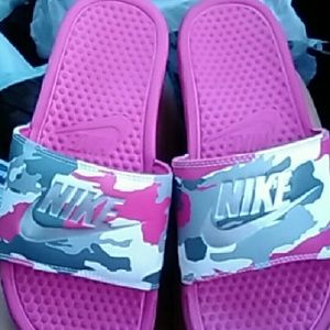 Womens size 7 nike flip flops
