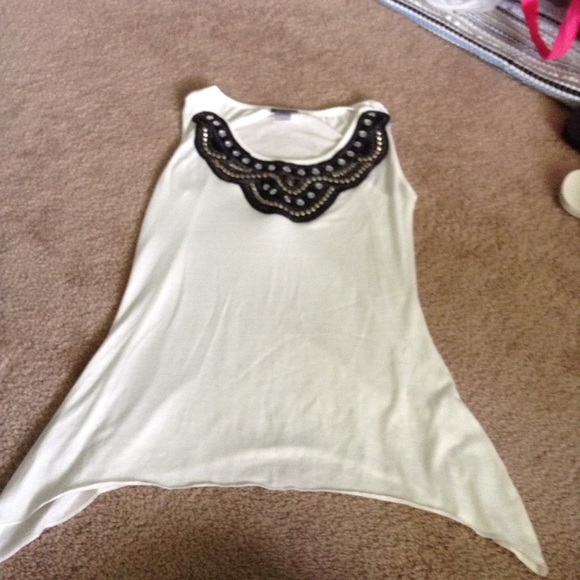 Sleeveless white blouse with black collar