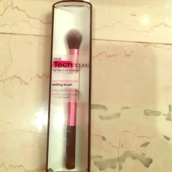 RealTechniques setting brush.