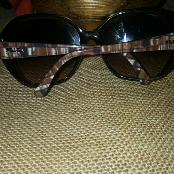 Prada - Picture 2 of 4