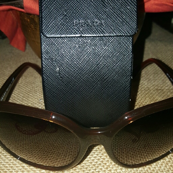 Prada - Picture 4 of 4