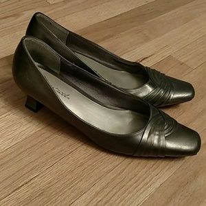 Easy Street 10W pewter kitten heels