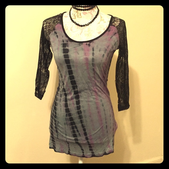 Multi colored top w lace 3/4 sleeves