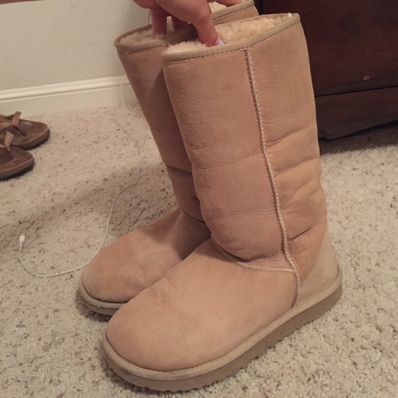 TALL SAND COLOR UGGS