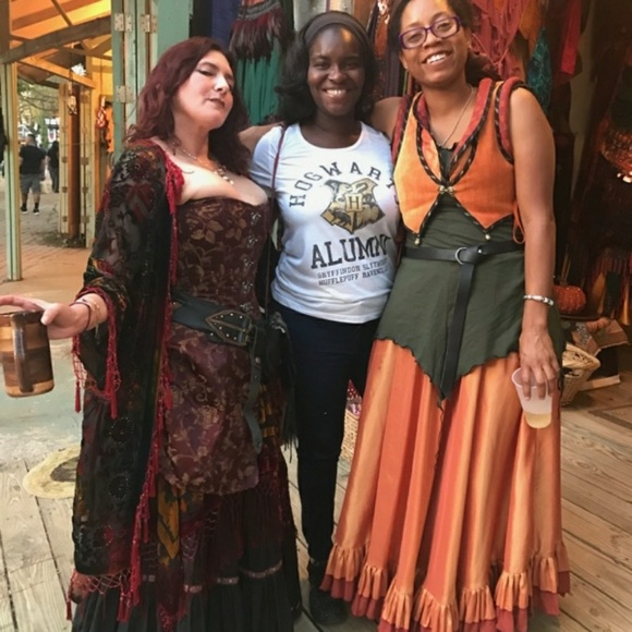 Meet your Posher, Lauren - Picture 3 of 3