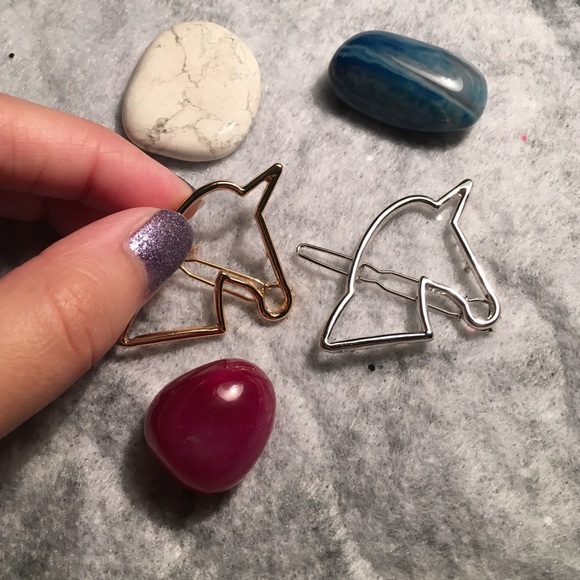 🦄1 LEFT ON SALE Gold Unicorn Hair Clip🦄 - Picture 3 of 3