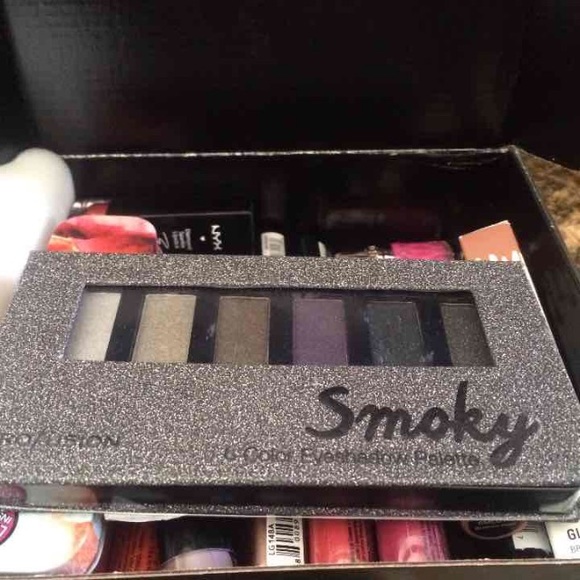 ❌Sold❌Free brush w/ palette - Picture 1 of 3