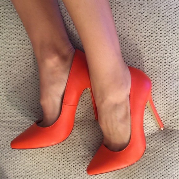 Brand new orange pumps! Size 7 ❤️