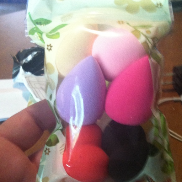 Six pack of makeup blending sponges.