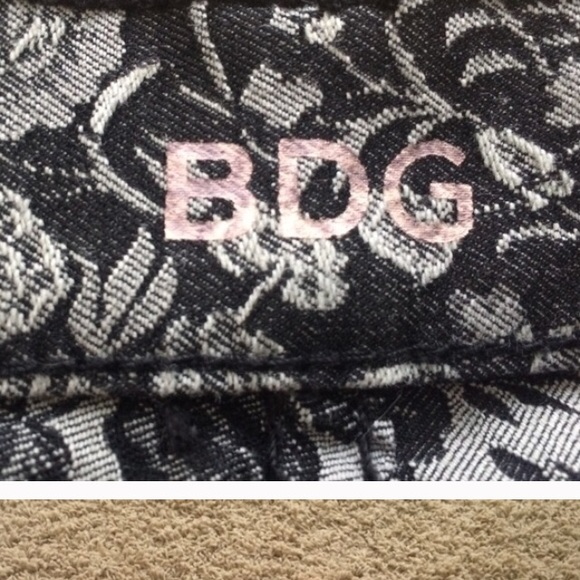 Perfect cond floral black and white urban shorts - Picture 2 of 4