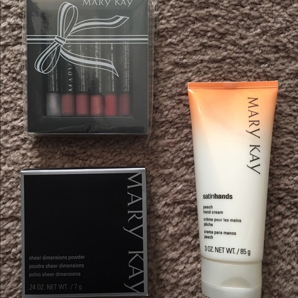 Dimensions Powder, satin hands, lip gloss set