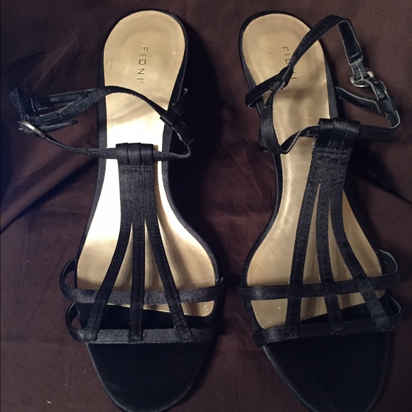 BLACK FIONI HEELS SIZE 7 - Picture 1 of 2
