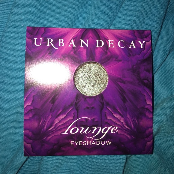 urban decay eyeshadow in lounge (mini)