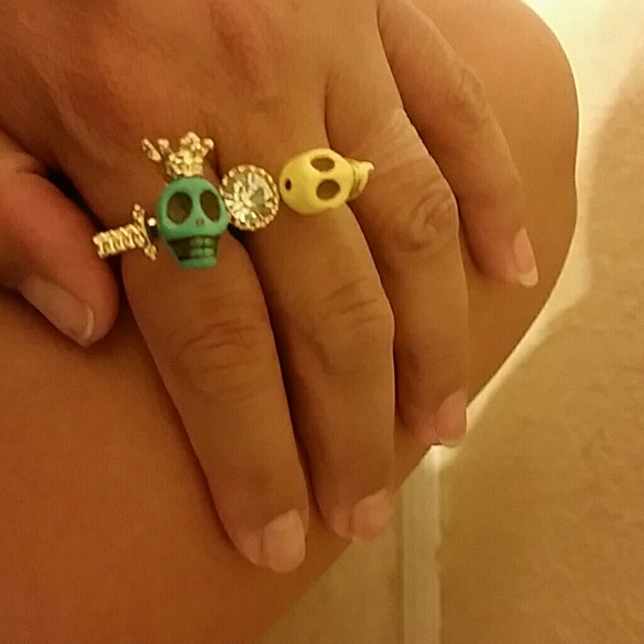 "Skull & Crystal 2 Finger Ring" - Picture 4 of 4