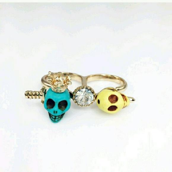 "Skull & Crystal 2 Finger Ring" - Picture 3 of 4
