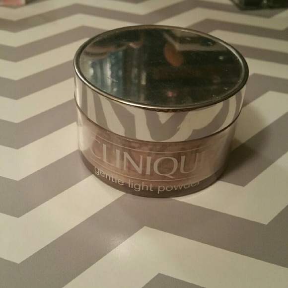 Clinique Gentle Light Powder in Neutral