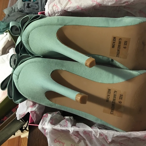 ❤️SOLD❤️NIB Cute Bow Pumps - Picture 2 of 4