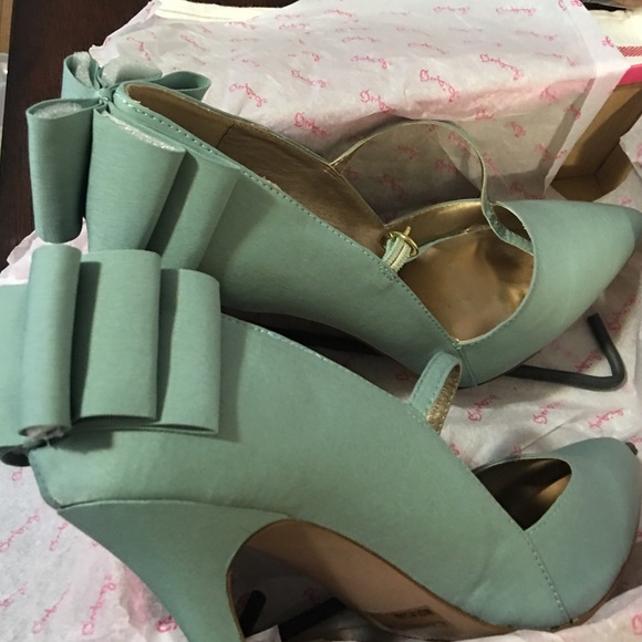 ❤️SOLD❤️NIB Cute Bow Pumps - Picture 3 of 4