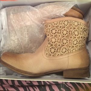 Roxy Tan Ankle Boots