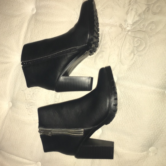 Women's fashion boots only worn once