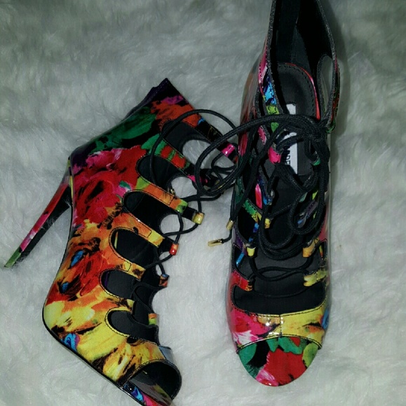 STEVE MADDEN CYNTHIAA BOOTIE NO BOX