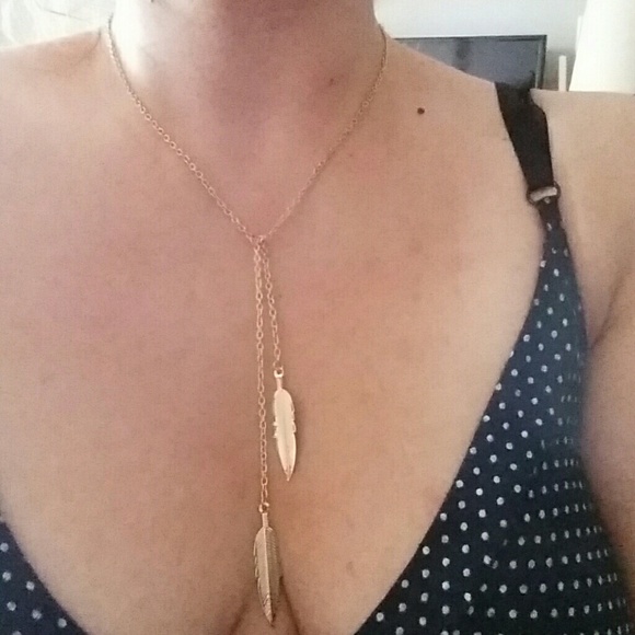 Leaf pendant gold chain statement necklace - Picture 3 of 4