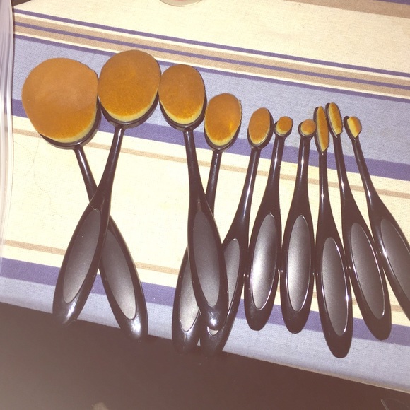 🚨$25 TODAY ONLY 6/24🚨Oval "Toothbrush"Makeup Set