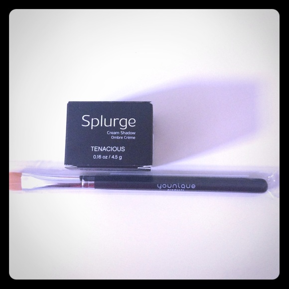 Younique +liner/shade brush