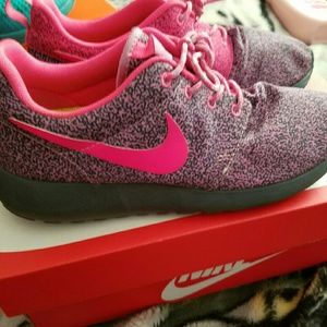 Size 8 very cute roshe run nikes