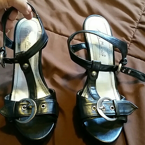 Shoes - Picture 3 of 4