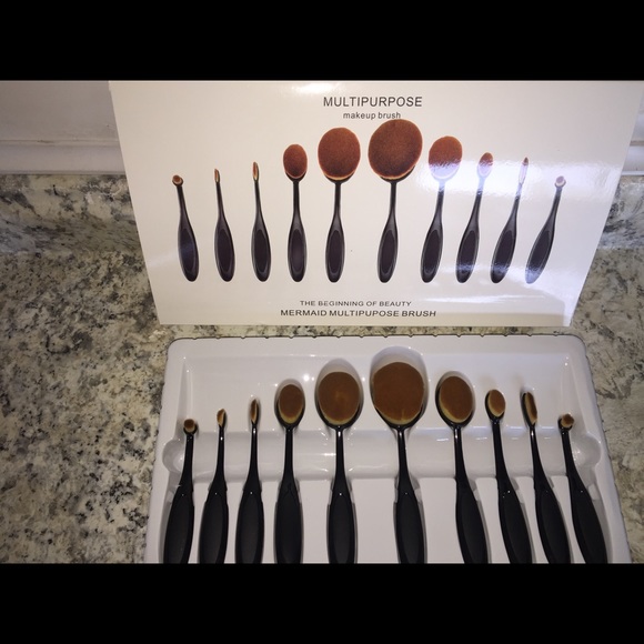 Oval makeup brush set