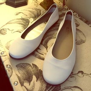 The flexx flat in white