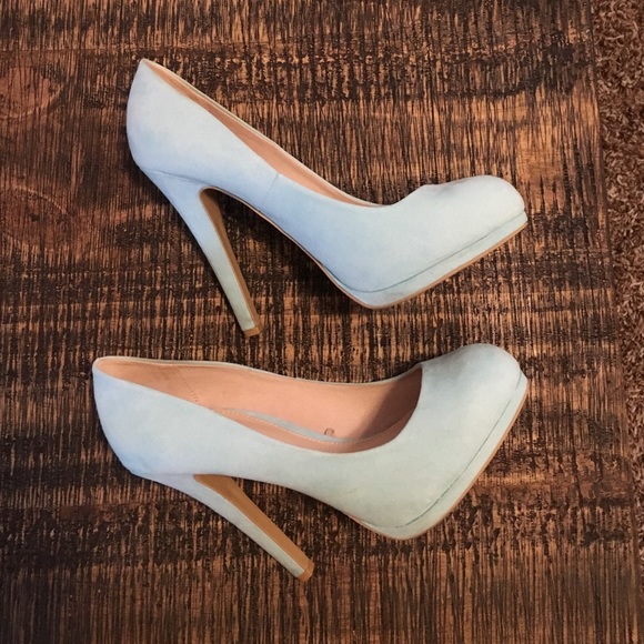Beautiful faux suede light blue pumps